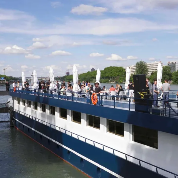 Un lieu de séminaire sur un chaland au bord du Rhône - 1