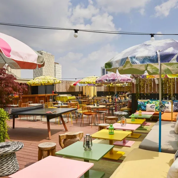 UN LIEU À MI-CHEMIN ENTRE TRAVAIL ET DÉTENTE - 1