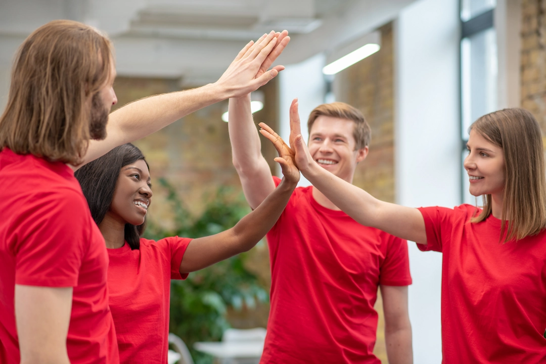 photo d'un groupe de 4 personnes qui se check pendant une activité de team building