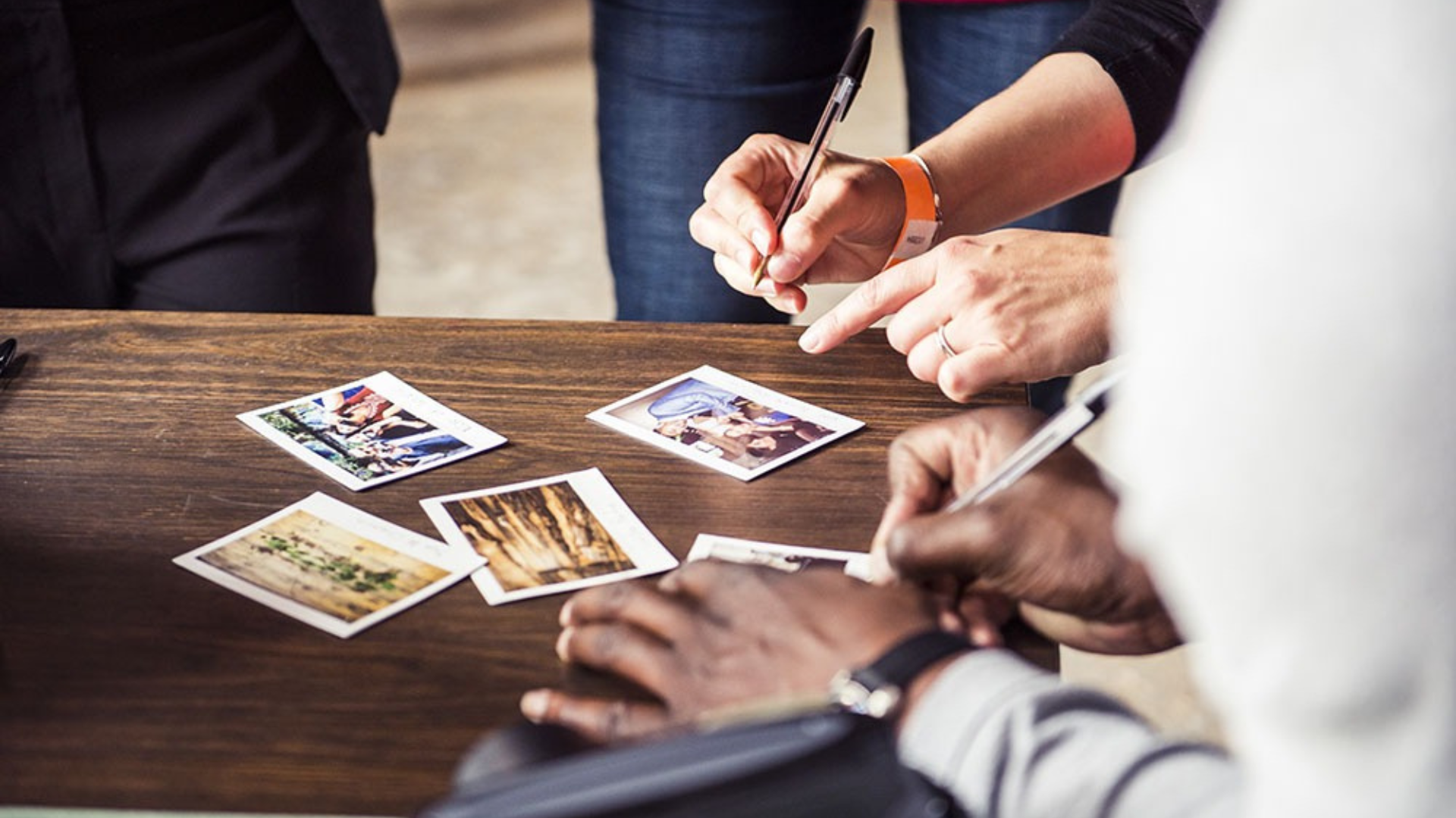 Team building photo polaroid team building créatif ; activité créatif ; team building photo ; photo polaroid